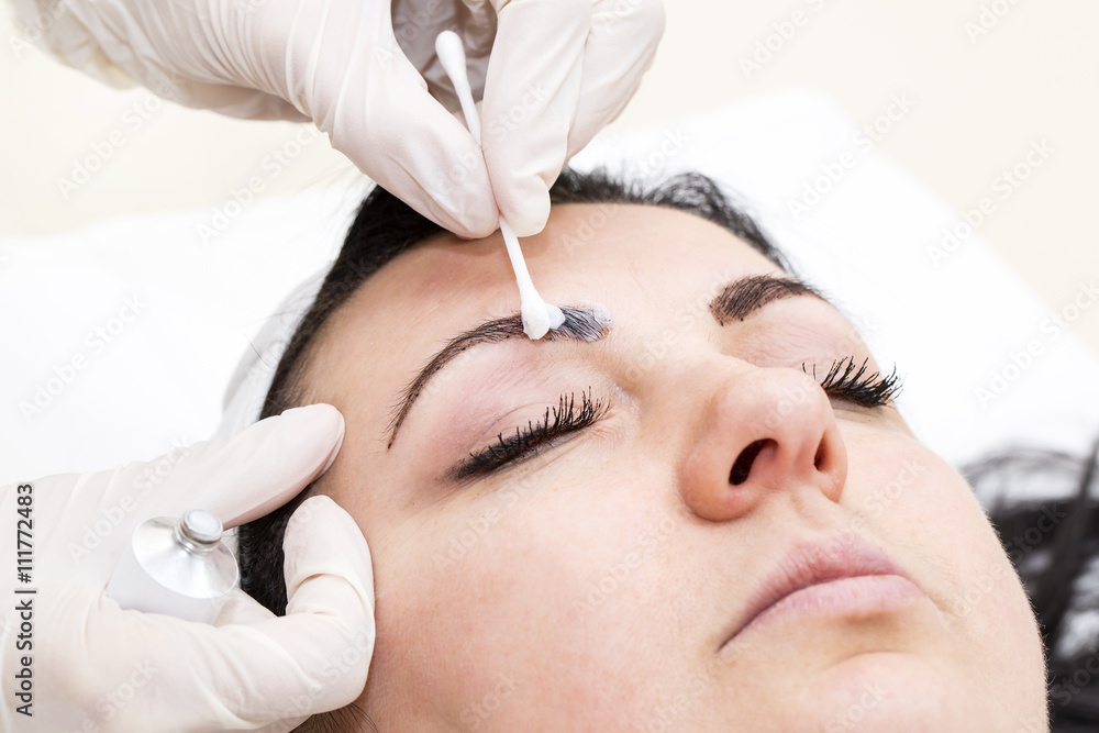 Mikrobleyding eyebrows workflow in a beauty salon Mikrobleyding eyebrows workflow in a beauty salon