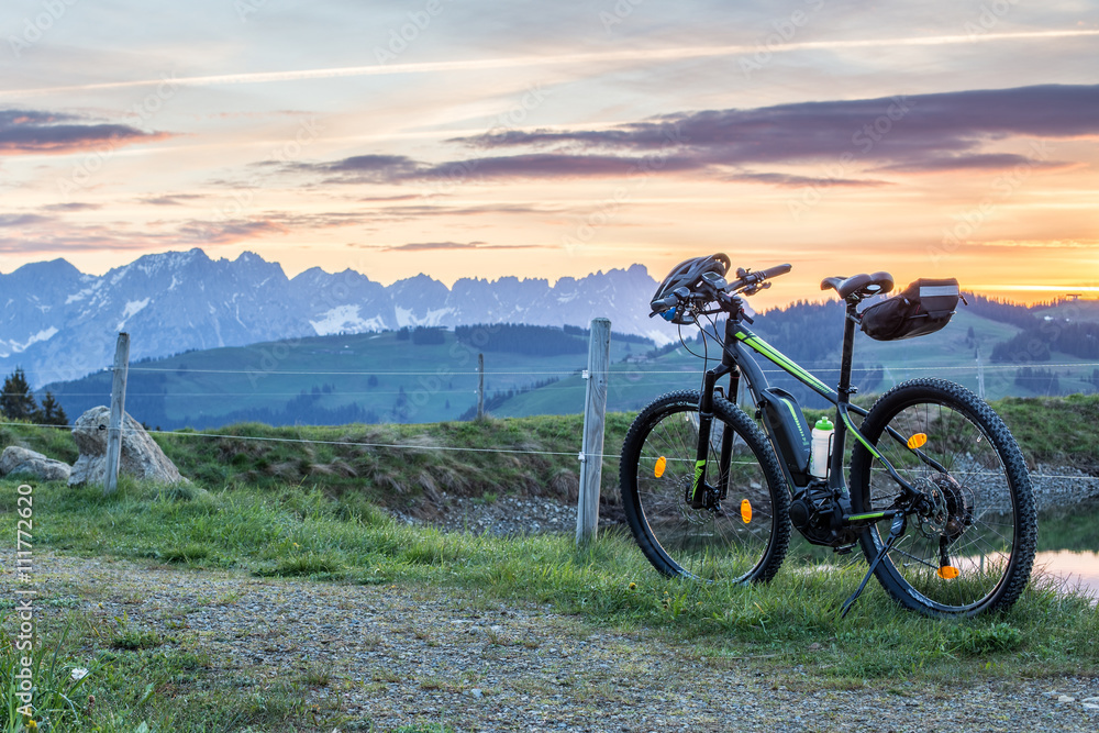 E Bike am Berg beim Sonnenaufgang