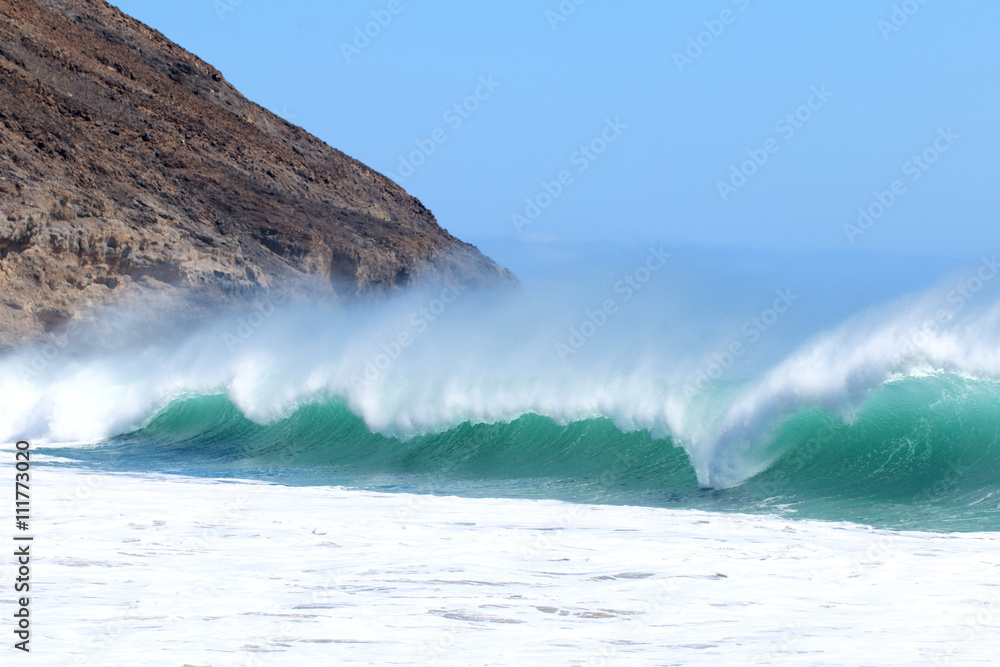 Obraz premium Power of Surf waves on island beach