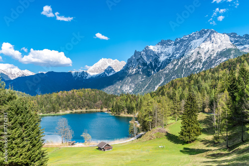 Fototapeta Naklejka Na Ścianę i Meble -  Idyllischer Lautersee am Fuße des Karwendelgebirges bei Mittenwald