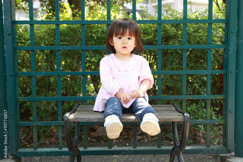 ベンチにお座りする幼児(1歳児) © ziggy