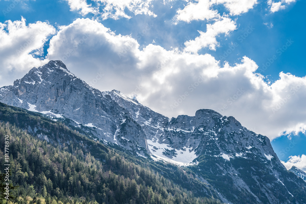 Fototapeta premium Wettersteingebirge gesehen vom Ferchensee bei Mittenwald in Bayern