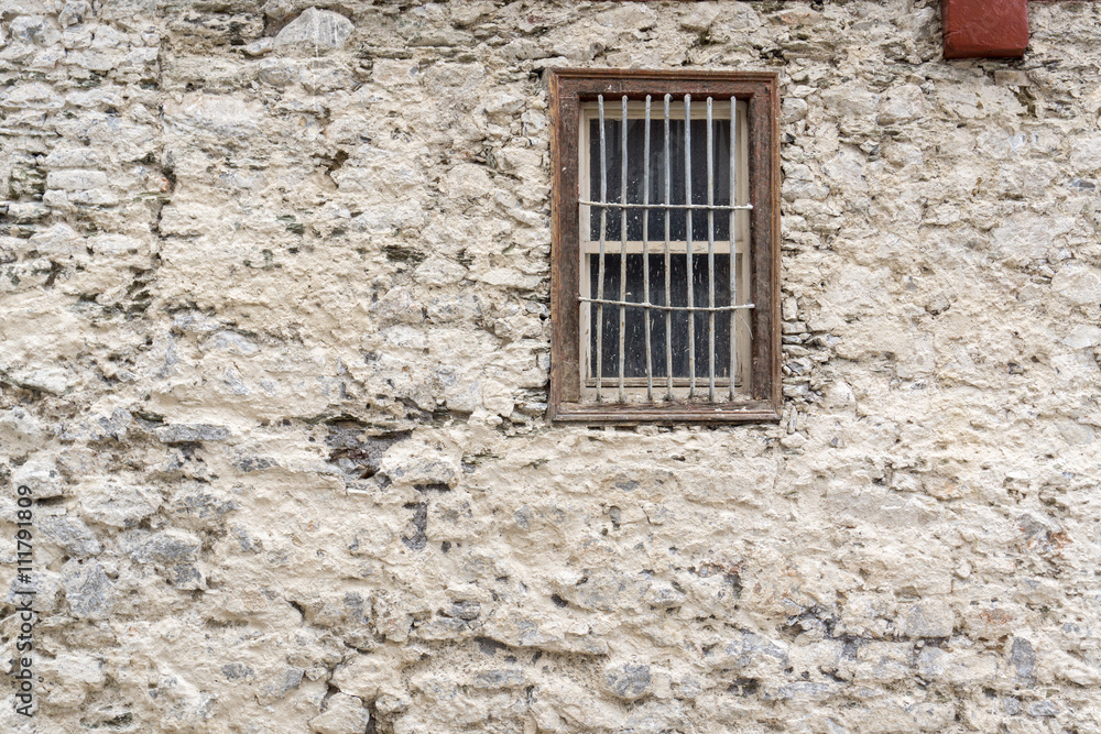 vergittertes altes Fenster in altem Mauerwerk