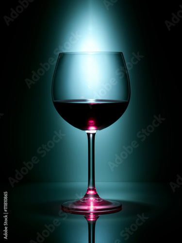 Бокал с красным вином и голубым свечением