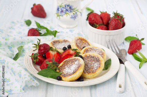 cottage cheese pancakes with berries, summer breakfast