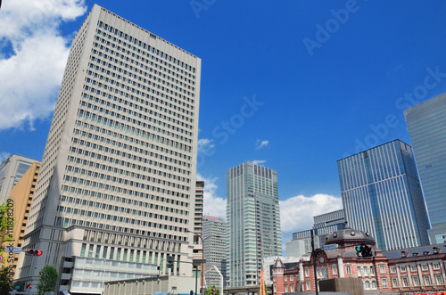 東京駅丸の内駅舎と高層ビル
