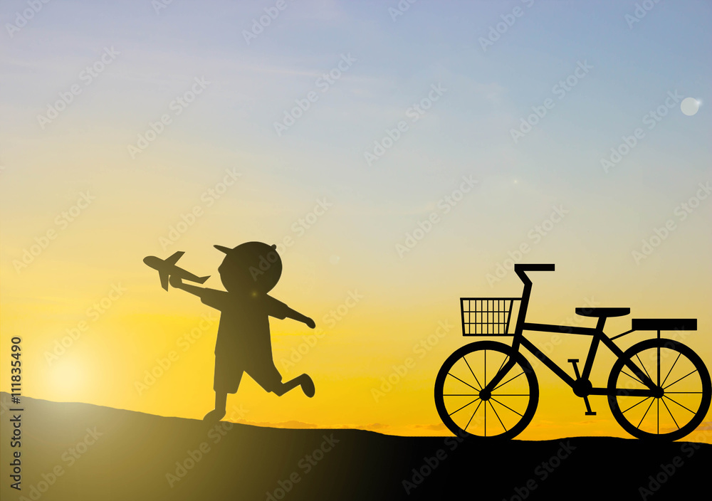 Fototapeta premium silhouette Kids play Play plane with sunset