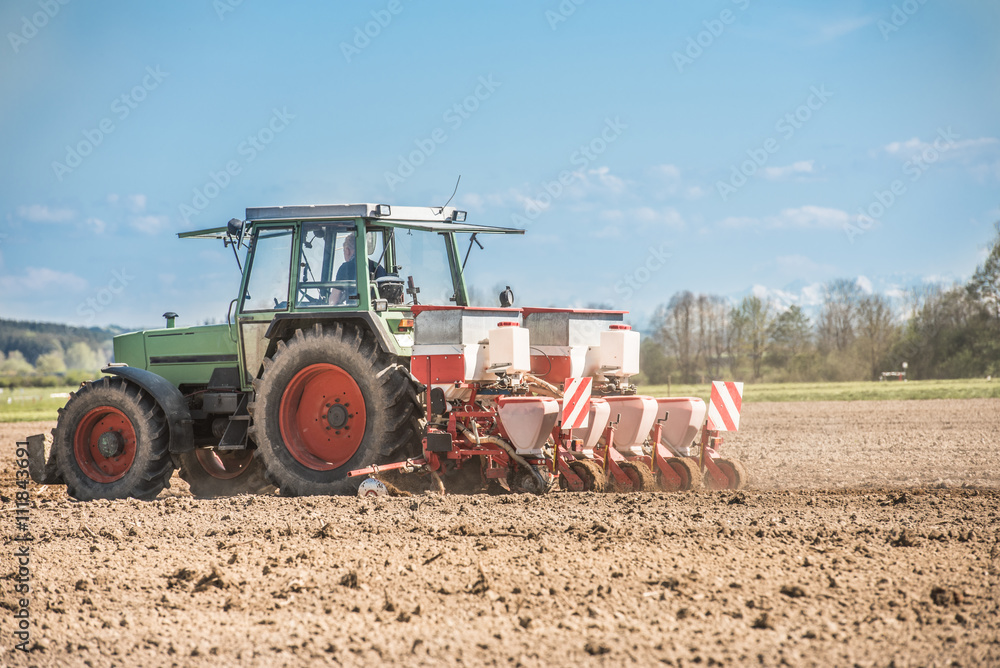 Obraz premium Traktor bei der Aussaat