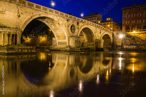 most-laczacy-obie-strony-tybru-w-rzymie