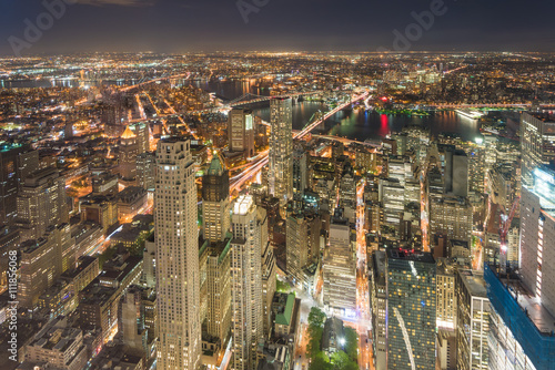 Manhattan bei Nacht, Blick Richtung East River und Brooklyn Bridge