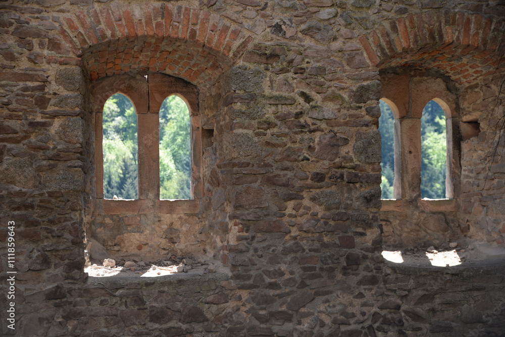 Fenstern in der Ruine Schauenburg