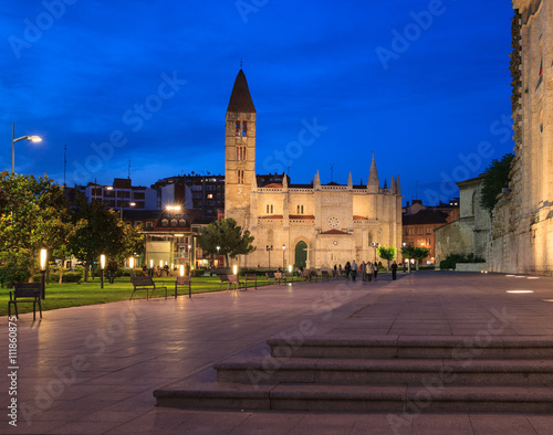 Church of Santa Maria La Antigua at night, Valladolid, Spain
