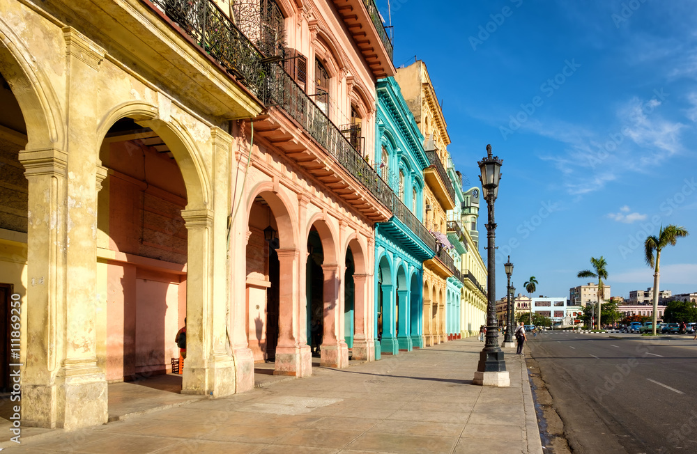Fototapeta premium Scene with colorful buildings in downtown Havana