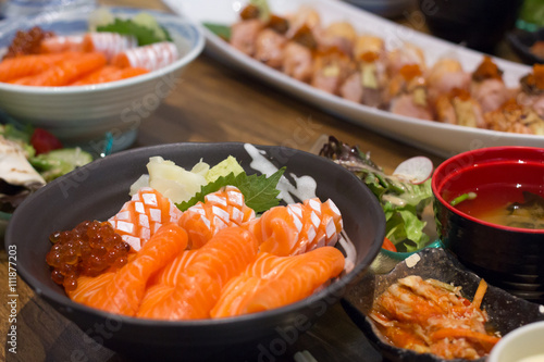 Salmon donburi with sushi slice