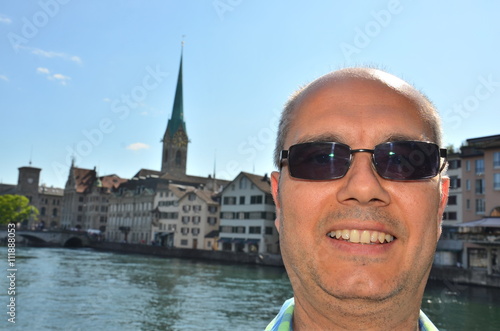 Mann macht Selfie in Zürich