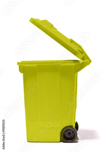offene, leere gelbe Mülltonne - seitlich isoliert