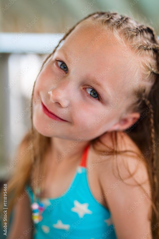 Obraz premium Little girl outdoors