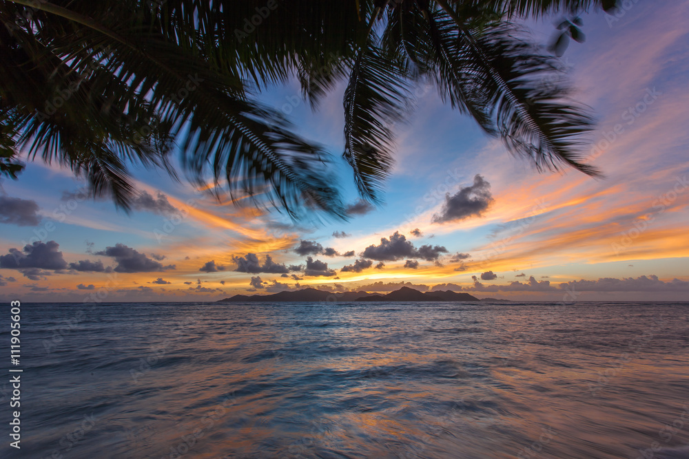 Fototapeta premium zachód słońca nad Praslin, krajobraz widziany z La Digue na Seszelach