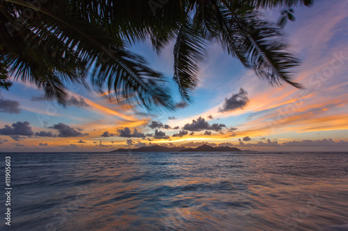 Fototapeta Naklejka Na Ścianę i Meble -  coucher de soleil sur Praslin, paysage vu de la Digue, Seychelles 