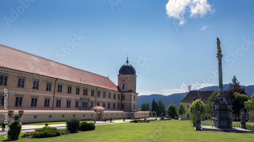 Abtei Seckau im Murtal, Österreich mit Vorplatz und Denkmal photo