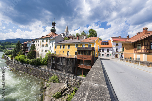 Historische Altstadt in Murau, Obersteiermark, Österreich-Blick auf das Murufer