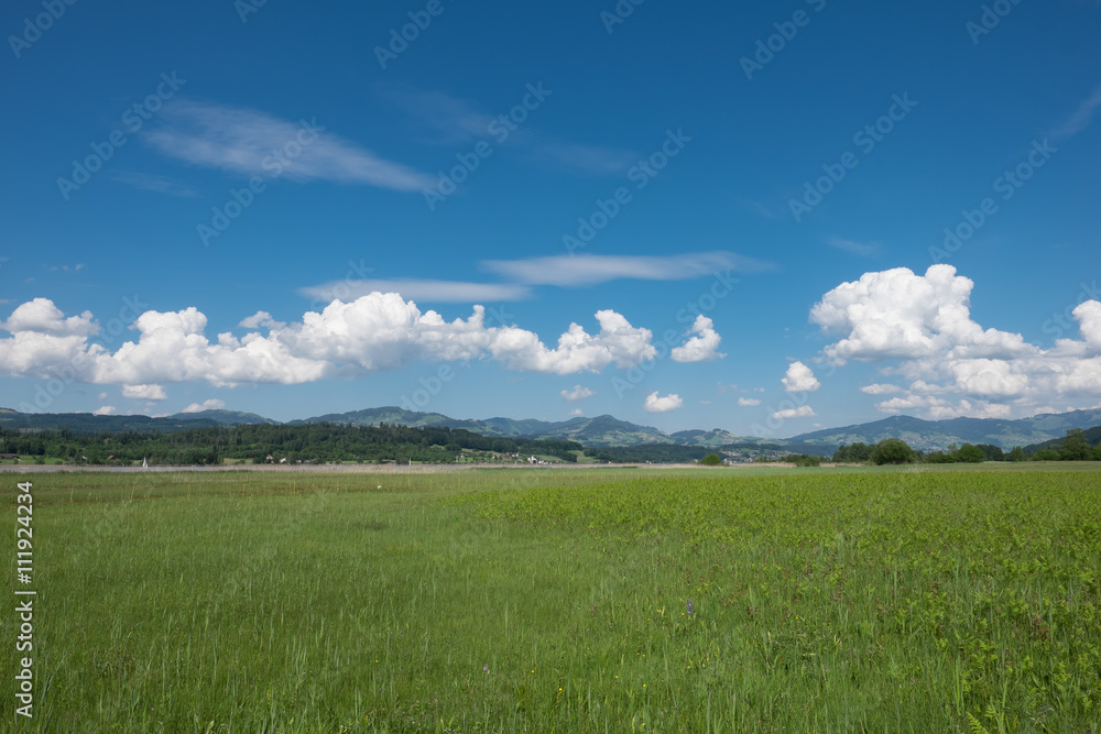 Naturlandschaft mit Hügel und Berge und Dorf Naturlandschaft mit Hügel und Berge und Dorf