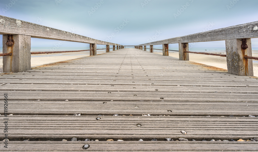 Obraz premium Holzsteg an der Küste der Normandie, Frankreich