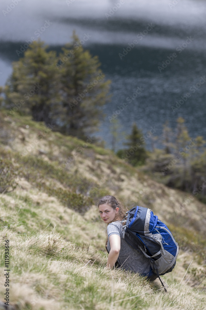 junge Frau rastet in den Schladminger Tauern junge Frau rastet in den Schladminger Tauern