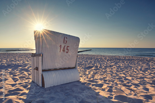 Sommerabend am Strand mit Sonne hinter dem Strandkorb