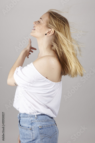Blonde junge Frau genießt die Sommerbriese