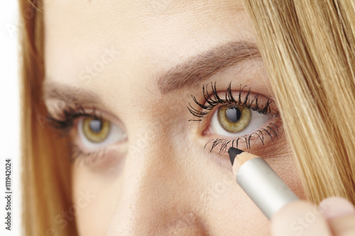 Sie benutzt einen Kajalstift