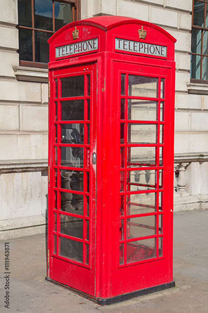 Obraz premium Red telephone booth in London