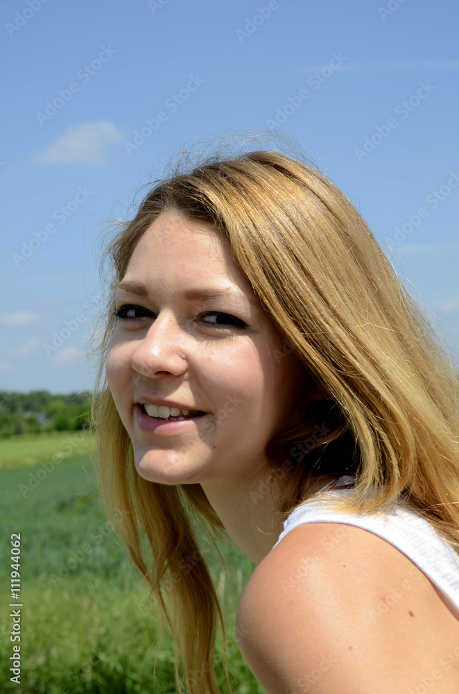 junge hübsche Frau mit langen braunen Haaren in Hot pants junge hübsche Frau mit langen braunen Haaren in Hot pants
