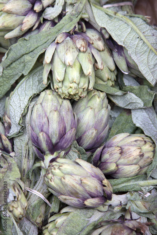 Obraz premium Artichokes for Sale on Market Stall
