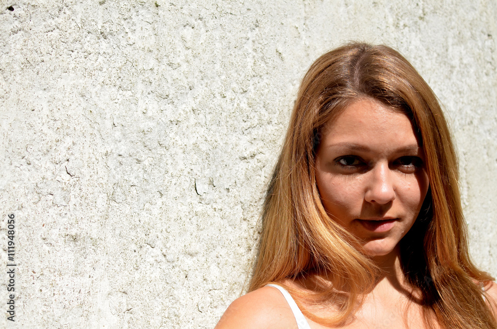 Portrait von hübschen Mädchen mit langen braunen Haaren in Hotpants im Sommer Portrait von hübschen Mädchen mit langen braunen Haaren in Hotpants im Sommer