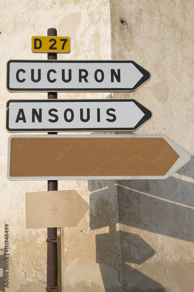 Obraz premium Road Sign to Cucuron and Ansouis from Lourmarin, Provence