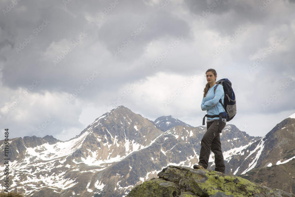junge Frau in den steirischen Bergen,Sölktal, Steiermark,Österreich junge Frau in den steirischen Bergen,Sölktal, Steiermark,Österreich