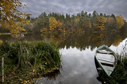 Лодка на озере.