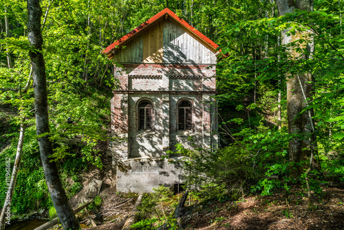 Alte Mühle versteckt im Wald der Pähler Schlucht in Bayern