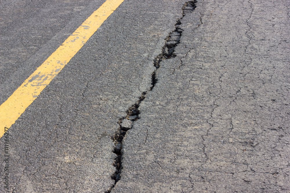 Obraz premium Asphalt broken yellow line.