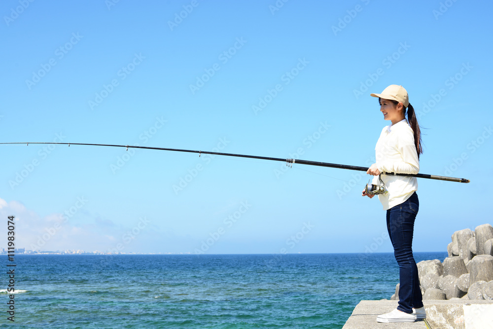 釣りをする女性