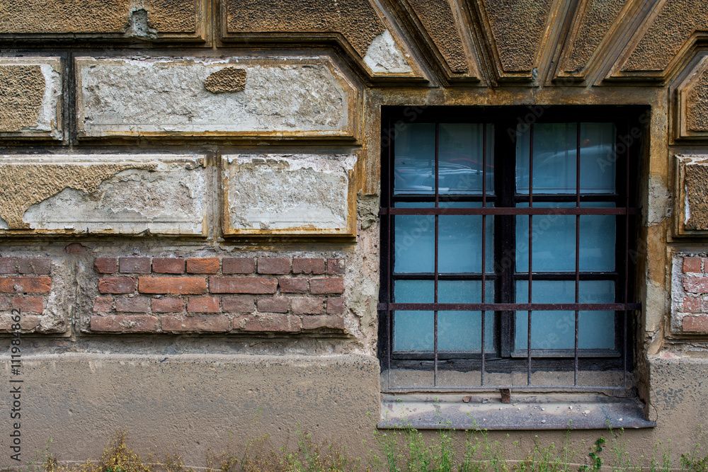 Obraz premium Old brick wall with a window 10