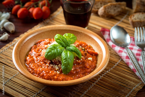 Cuadro en lienzo Pappa al pomodoro servita nel piatto e ambientata