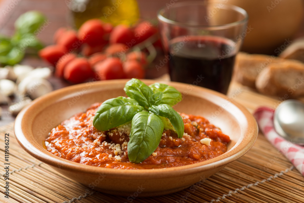 Pappa al pomodoro servita nel piatto e ambientata Pappa al pomodoro servita nel piatto e ambientata