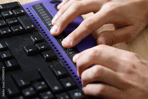 Obraz na płótnie Blind person using computer with braille computer display w salonie