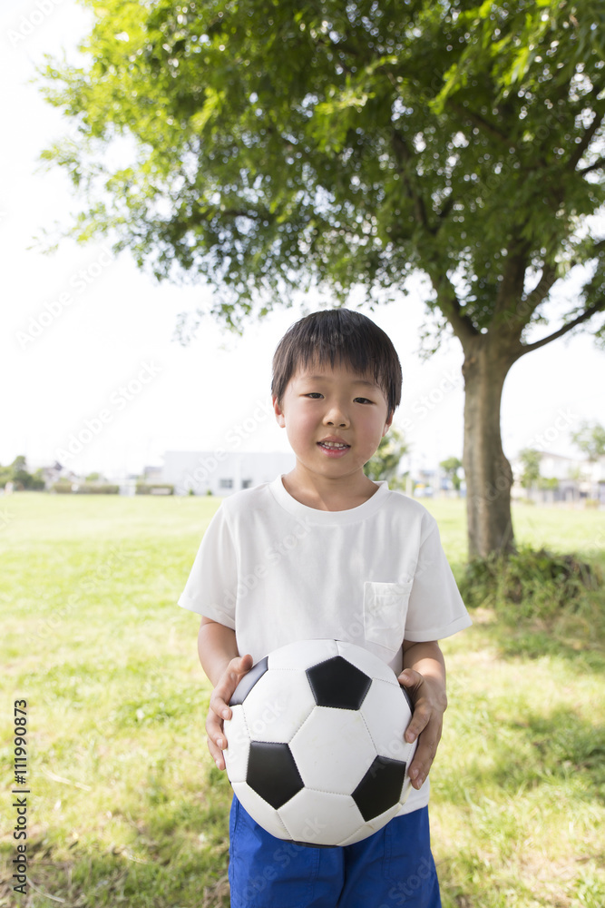 サッカーボールを持つ男の子 6歳7歳 小学生 幼稚園児 屋外 緑 カメラ目線 Foto De Stock Adobe Stock サッカーボールを持つ男の子 6歳7歳 小学生 幼稚園児 屋外 緑 カメラ目線 Foto De Stock Adobe Stock