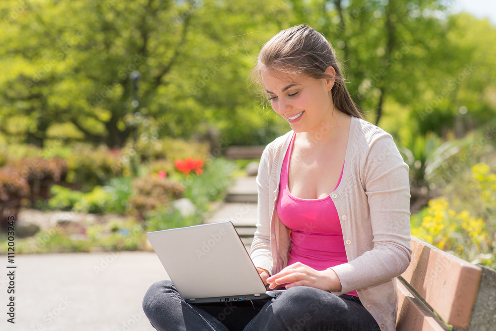 junge studentin mit laptop im park junge studentin mit laptop im park