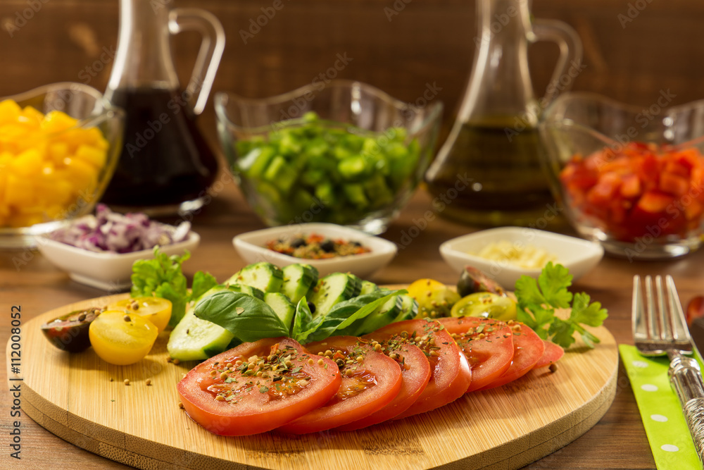 Gemüse, Zwiebel, Tomate, Knoblauch, Gurke und Dekoration