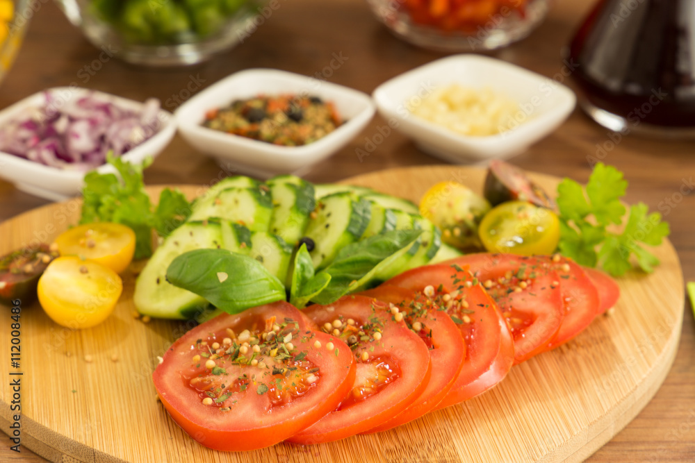 Gemüse, Zwiebel, Tomate, Knoblauch, Gurke und Dekoration Gemüse, Zwiebel, Tomate, Knoblauch, Gurke und Dekoration