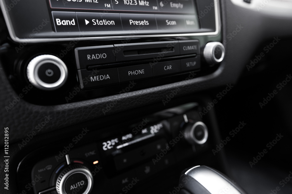 Smart multimedia touchscreen system for automobile Smart multimedia touchscreen system for automobile
